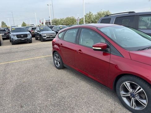 Used 2016 Ford Focus SE FWD image 2