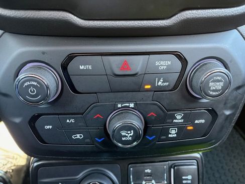 Used 2023 Jeep Renegade Limited image 14