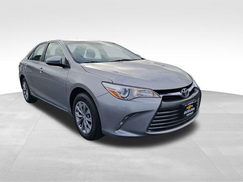 Used 2017 Toyota Camry LE image 1
