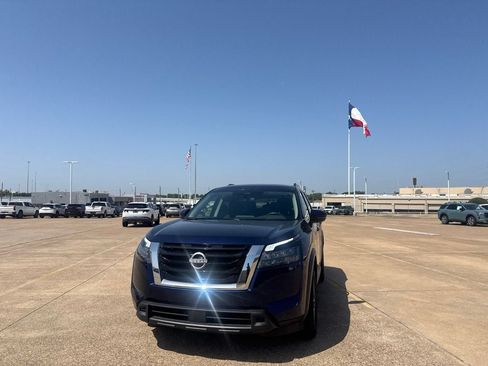Certified 2025 Nissan Pathfinder SV FWD image 6
