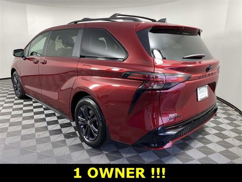 Used 2025 Toyota Sienna XSE image 6