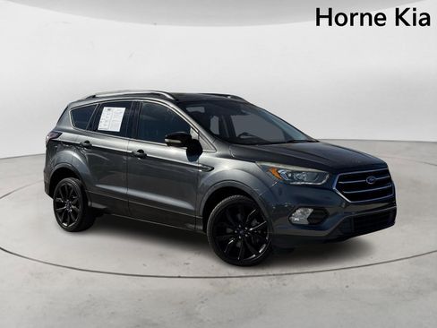 Used 2017 Ford Escape Titanium image 2