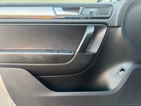 Used 2012 Volkswagen Touareg Sport image 10