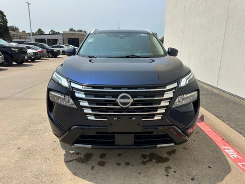 Used 2024 Nissan Rogue Platinum AWD/4WD image 2