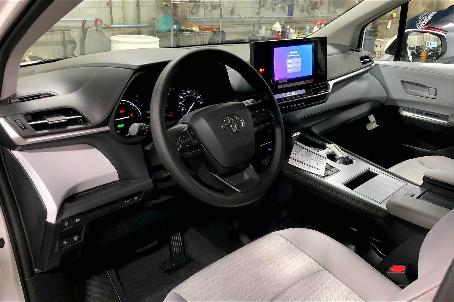 Used 2025 Toyota Sienna LE AWD/4WD image 8