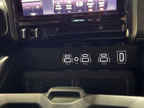 Used 2025 RAM 3500 Limited AWD/4WD image 25
