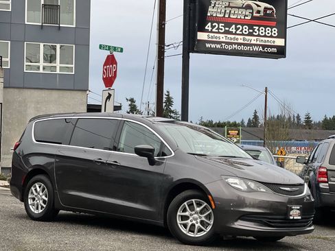 Used 2017 Chrysler Pacifica Touring FWD image 2