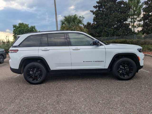 Used 2025 Jeep Grand Cherokee Altitude AWD/4WD image 3