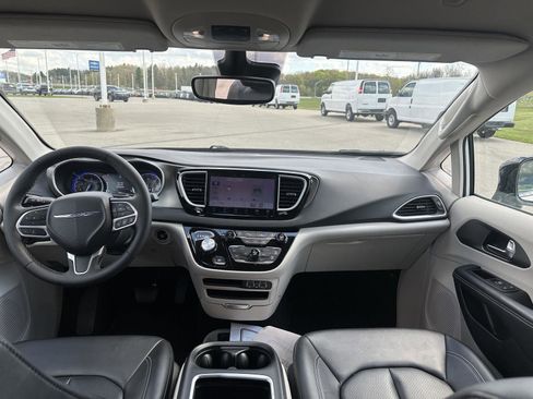 Used 2024 Chrysler Pacifica Touring-L FWD image 16