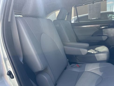 Used 2021 Toyota Highlander Limited FWD image 40