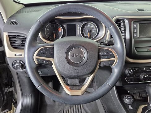 Used 2018 Jeep Cherokee Latitude w/ Cold Weather Group AWD/4WD image 20