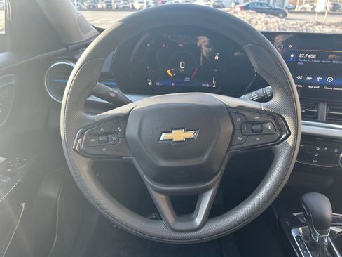 Used 2025 Chevrolet Trax LT image 28