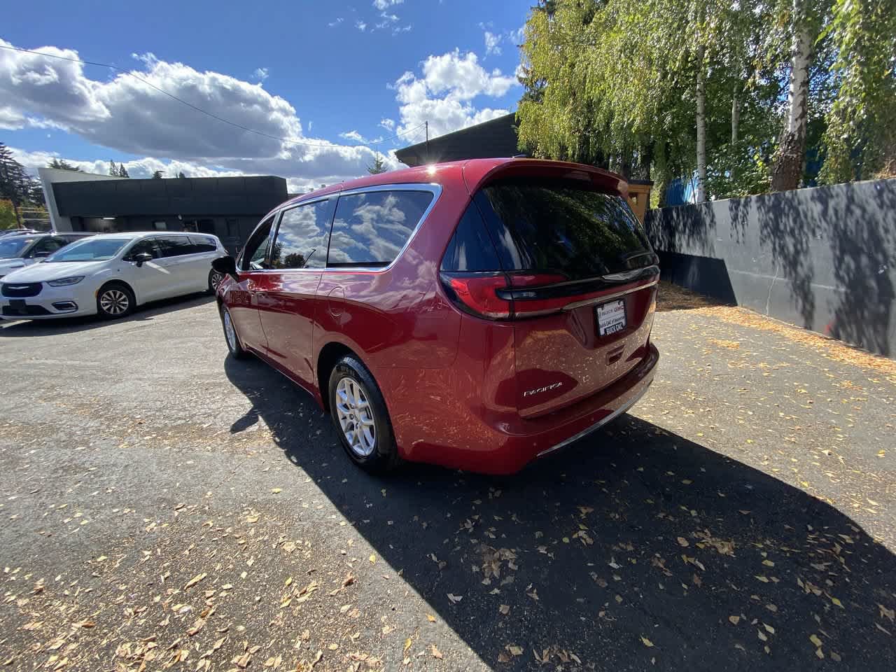 Used 2025 Chrysler Pacifica Select FWD image 4