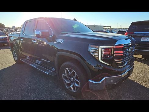 Used 2023 GMC Sierra 1500 SLT image 3