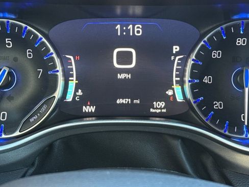 Used 2023 Chrysler Pacifica Touring-L FWD image 38