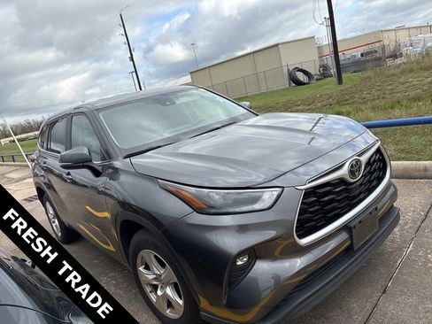 Used 2023 Toyota Highlander LE image 3