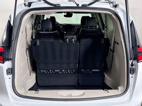 Used 2023 Chrysler Pacifica Limited w/ Uconnect Theater Family Group image 21