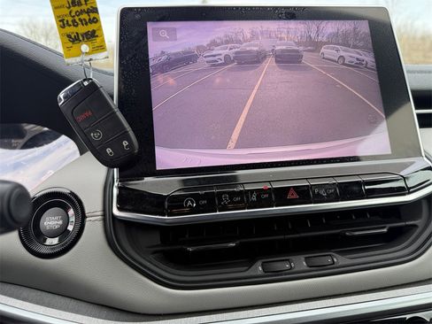 Used 2024 Jeep Compass Limited image 29