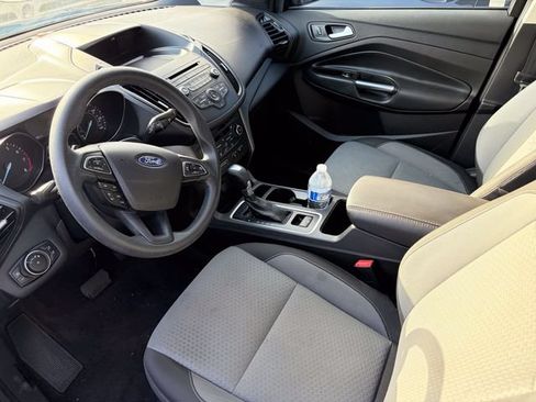 Used 2017 Ford Escape SE FWD image 3