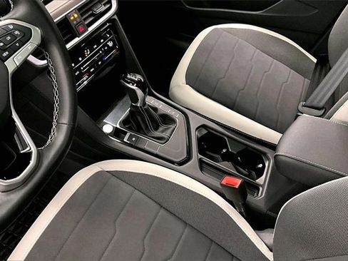 Used 2025 Volkswagen Taos SE w/ Panoramic Sunroof Package image 15