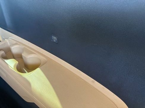 Used 2022 Kia Carnival LX image 20