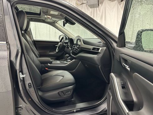 Used 2025 Toyota Highlander XLE image 65