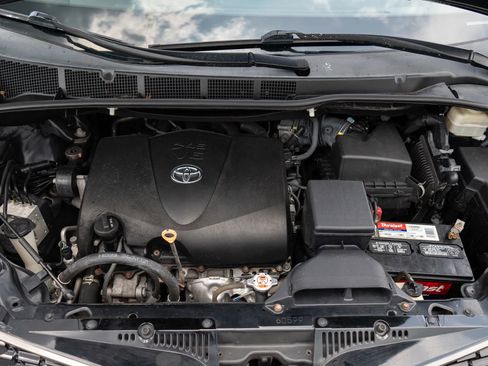 Used 2018 Toyota Sienna SE image 48