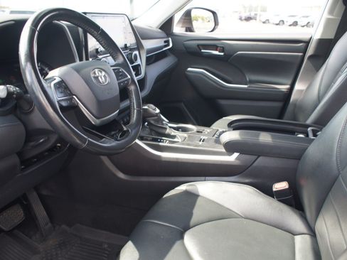 Used 2021 Toyota Highlander XLE FWD image 14