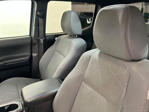 Used 2019 Toyota Tacoma TRD Off-Road w/ Technology Package AWD/4WD image 16