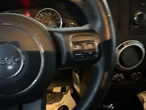 Used 2018 Jeep Wrangler Unlimited Sahara w/ Connectivity Group image 16