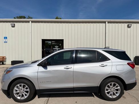 Used 2019 Chevrolet Equinox LS FWD image 2