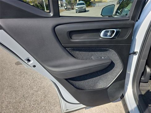 Used 2020 Volvo XC40 T5 Momentum image 8