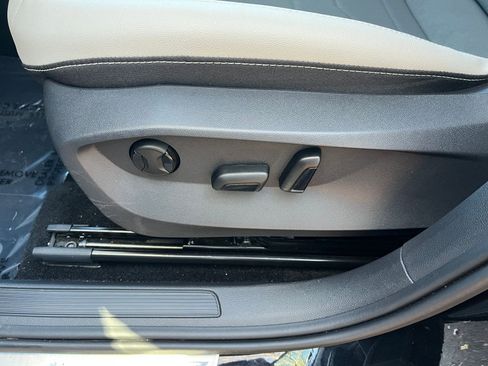 Used 2025 Volkswagen Taos SE image 23