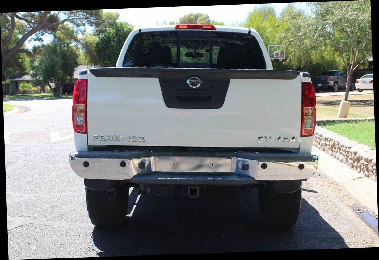 Used 2017 Nissan Frontier SV w/ Moonroof Package AWD/4WD image 5