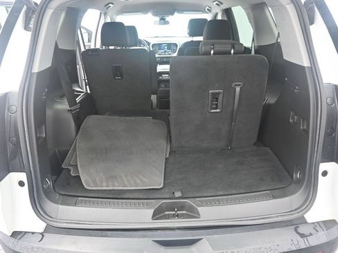 Used 2023 GMC Acadia SLE w/ Driver Convenience Package FWD image 28