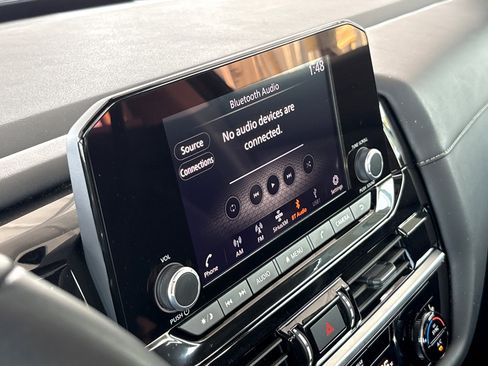 Used 2025 Nissan Pathfinder SV w/ SV Premium Package image 7