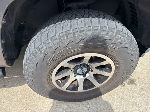 Used 2017 Toyota Tacoma SR image 11