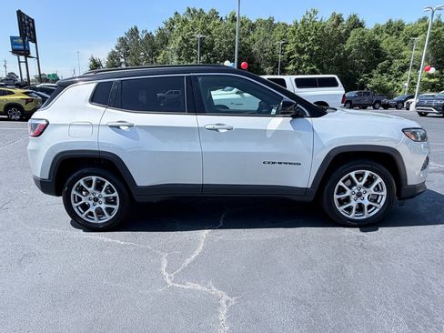 Used 2025 Jeep Compass Limited AWD/4WD image 4