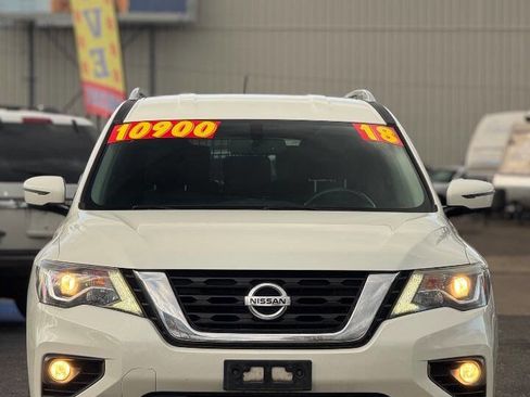 Used 2018 Nissan Pathfinder SV image 2