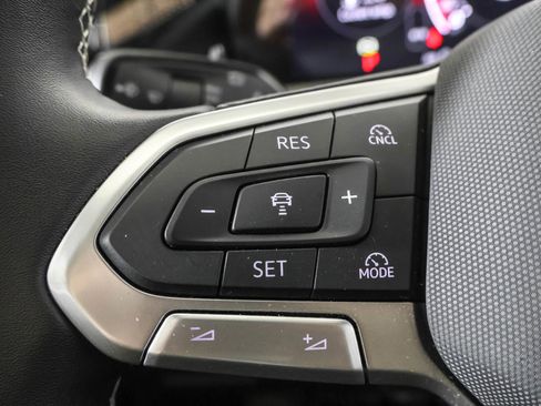 Used 2025 Volkswagen Tiguan SE w/ Panoramic Sunroof Package image 26