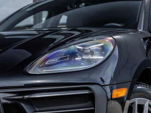 Certified 2026 Porsche Macan AWD/4WD image 16