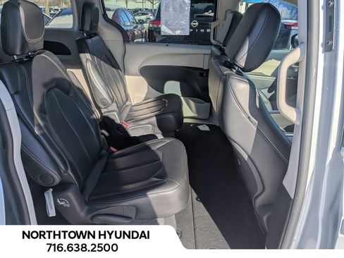 Used 2024 Chrysler Pacifica Touring-L image 40