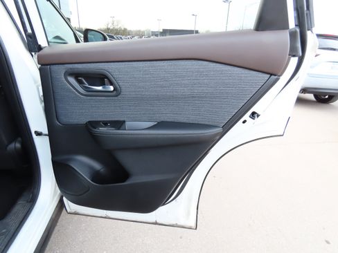 Used 2023 Nissan Rogue SV image 11