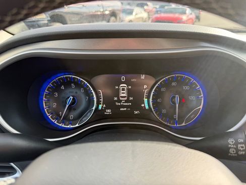 Used 2023 Chrysler Pacifica Touring-L image 21