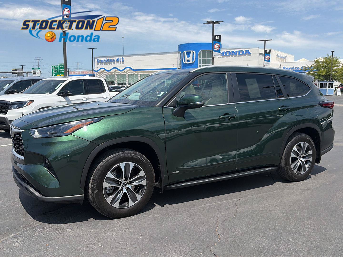 Used 2025 Toyota Highlander XLE AWD/4WD image 1