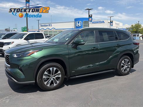 Used 2025 Toyota Highlander XLE AWD/4WD image 1