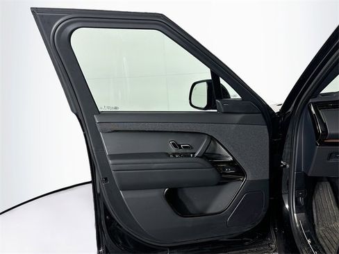 Used 2025 Land Rover Range Rover Sport SE image 11