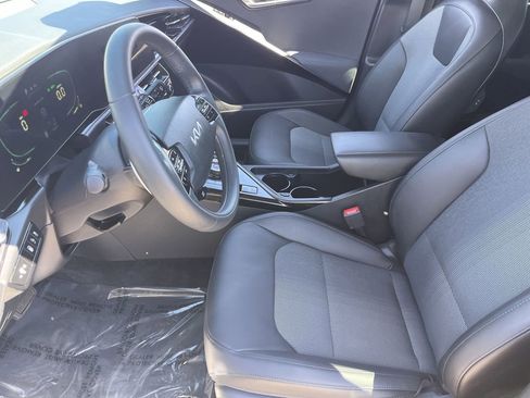 Used 2023 Kia Niro EX image 18