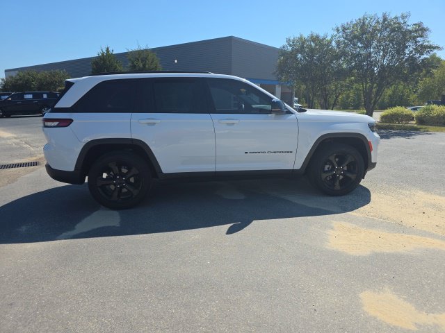 Used 2023 Jeep Grand Cherokee Limited w/ Black Appearance Package AWD/4WD image 7