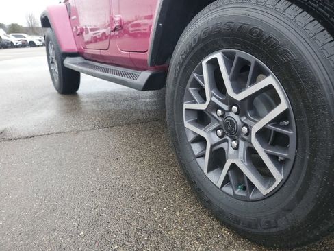 Used 2024 Jeep Wrangler Sahara image 30